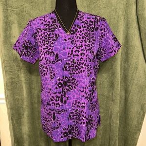Leopard print scrub top NWOT 💜🐆